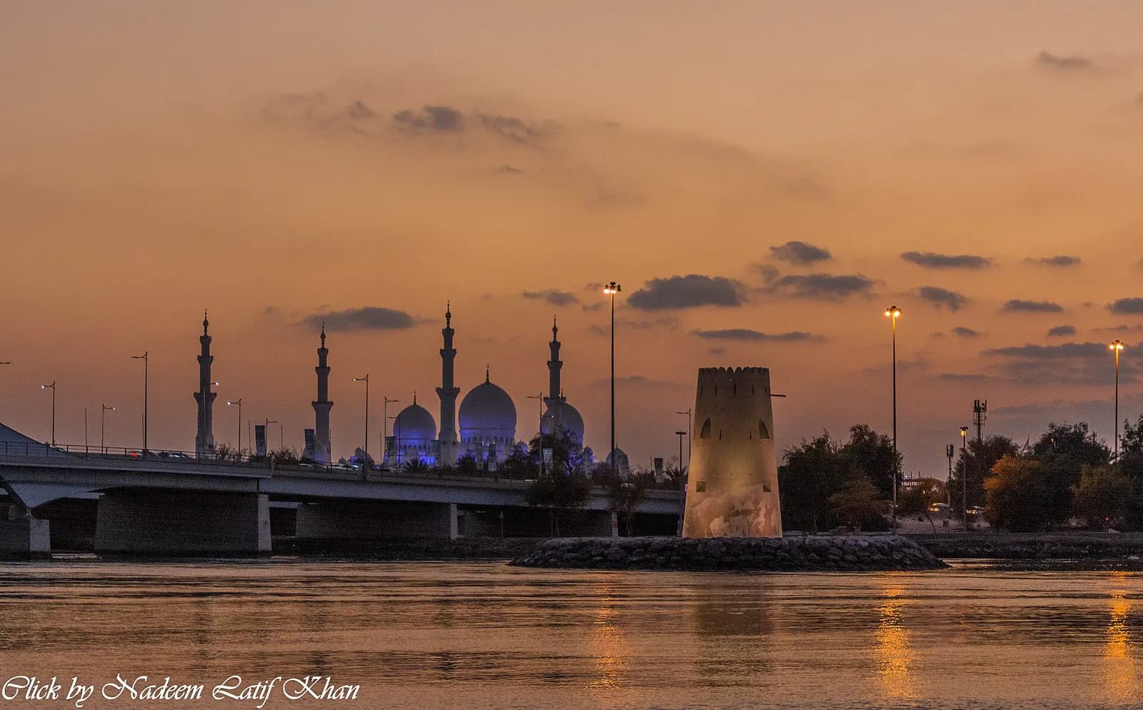 Photo: Nadeemlatifkhan, CC BY-SA 4.0 Sheikh Zayed Grand Mosque at dusk, Abu Dhabi
