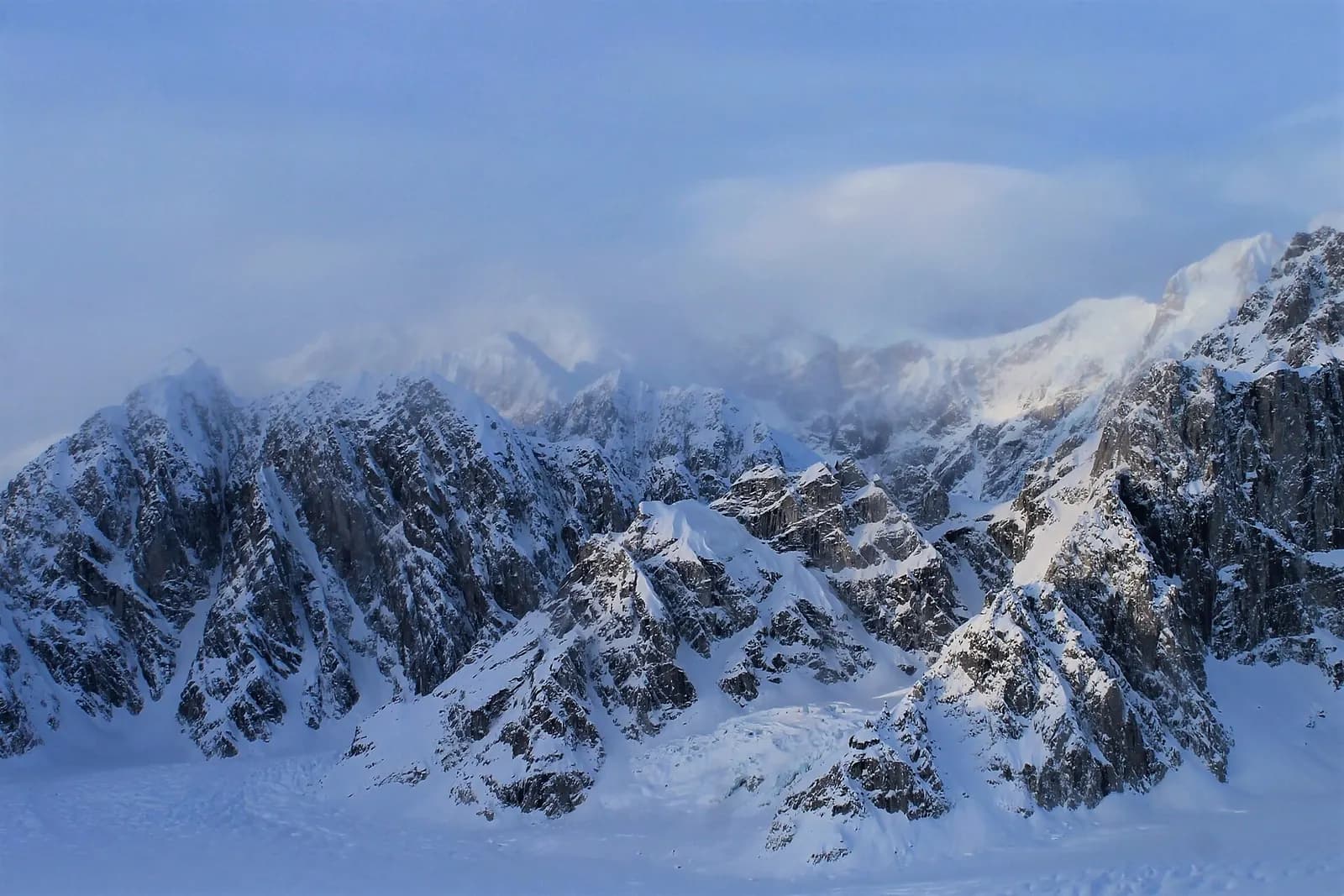 Photo: Rickmouser45, CC BY-SA 4.0 Snow and ice on Denali, Alaska