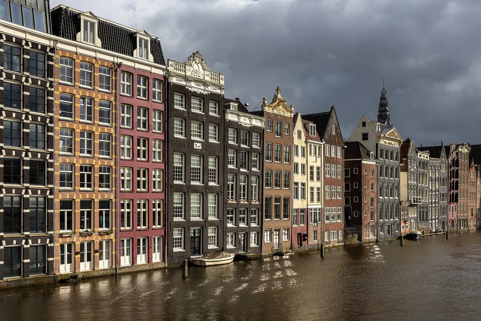 Photo: Basile Morin, CC BY-SA 4.0 Amsterdam canal, Netherlands