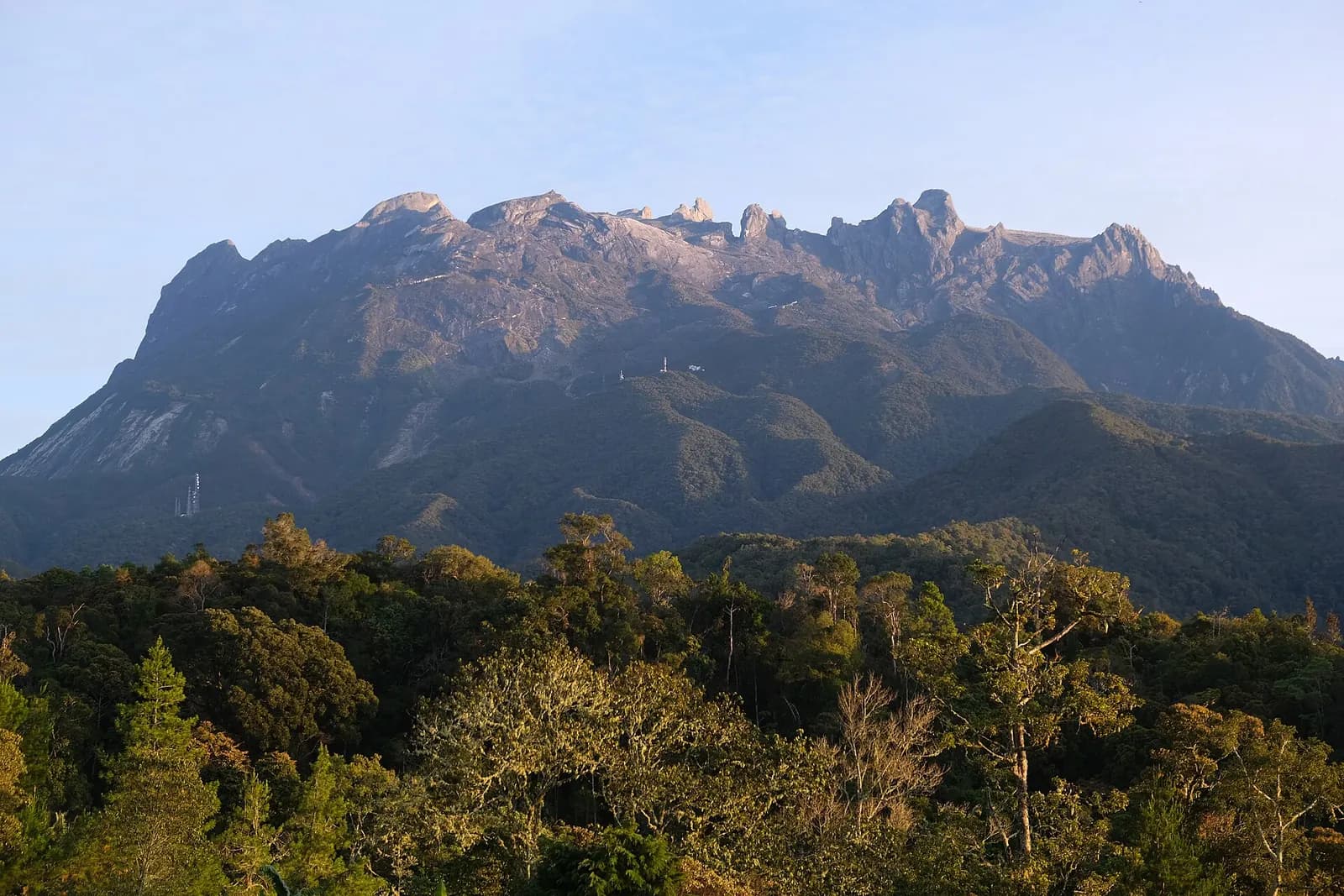 Photo: kallerna, CC BY-SA 4.0 Mount Kinabalu above Kundasang, Sabah, Borneo