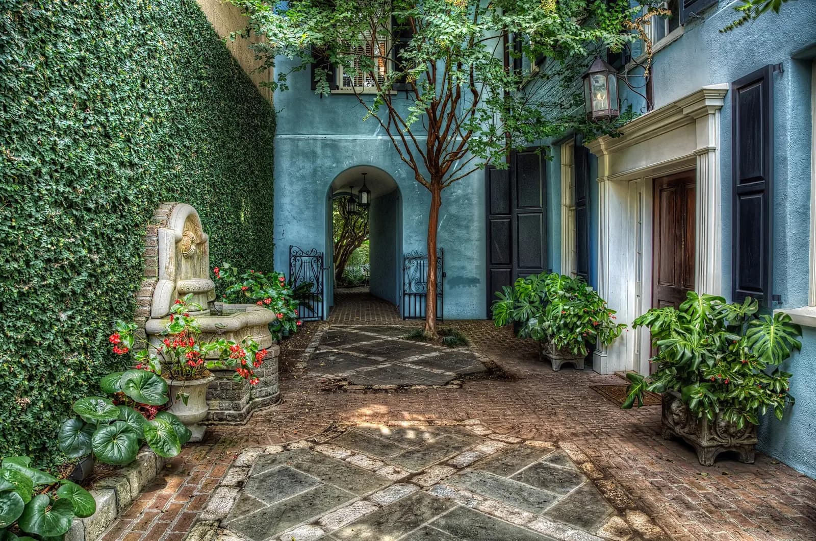 Photo: John Hoey from Framingham, MA, United States, CC BY 2.0 A courtyard on Rainbow Row, Charleston