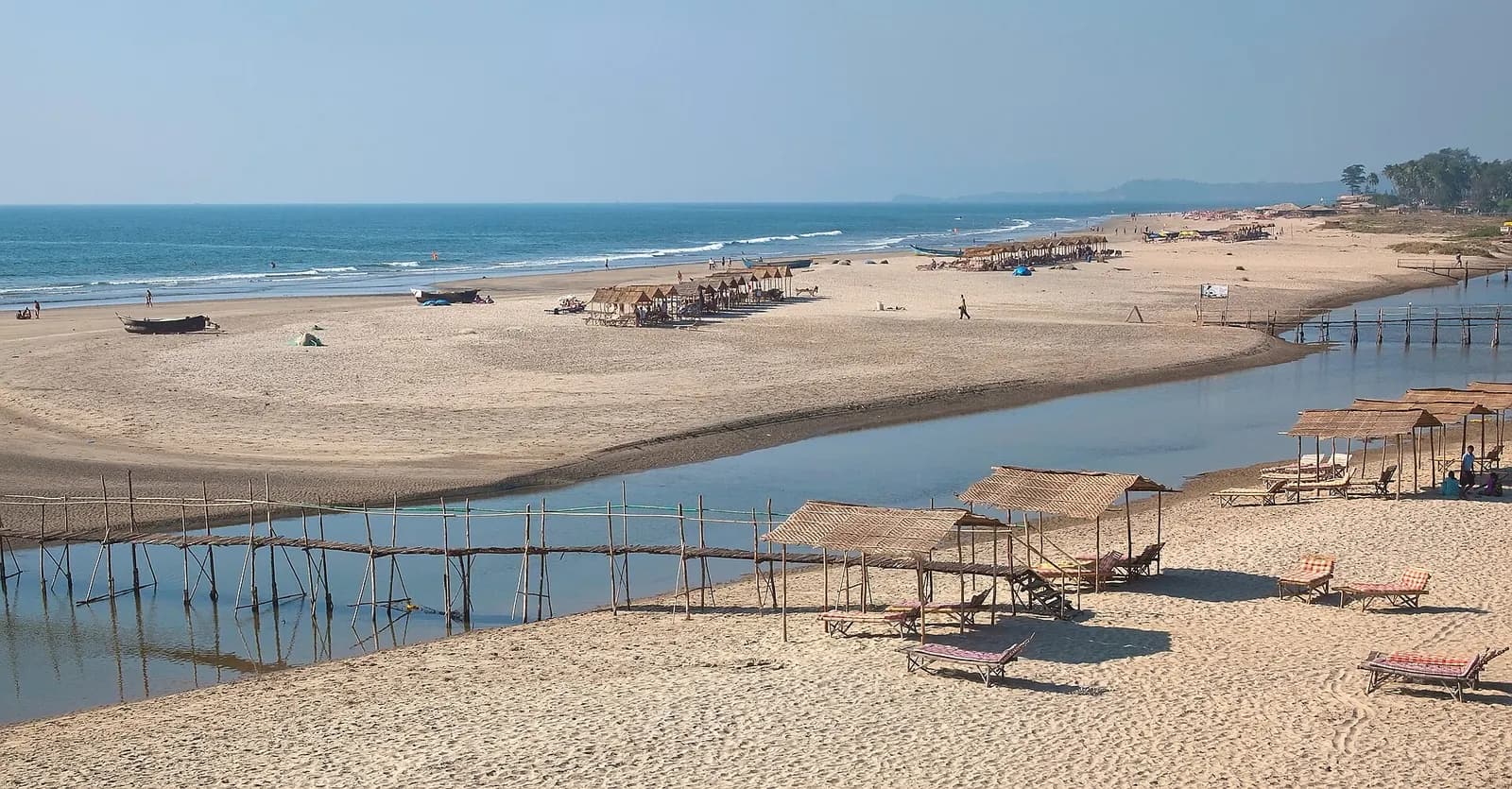 Photo: Original: Vyacheslav Argenberg
Derivative work: UnpetitproleX, CC BY 4.0 Goa beach, India