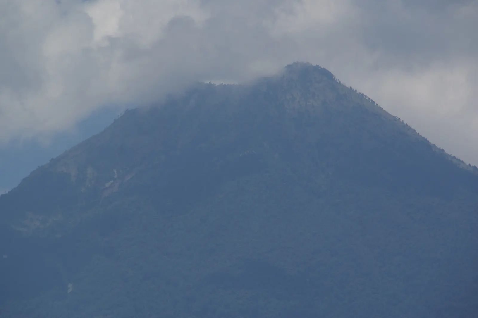 Photo: Hermann Luyken, CC BY-SA 3.0 Volcan de Agua above Antigua, Guatemala