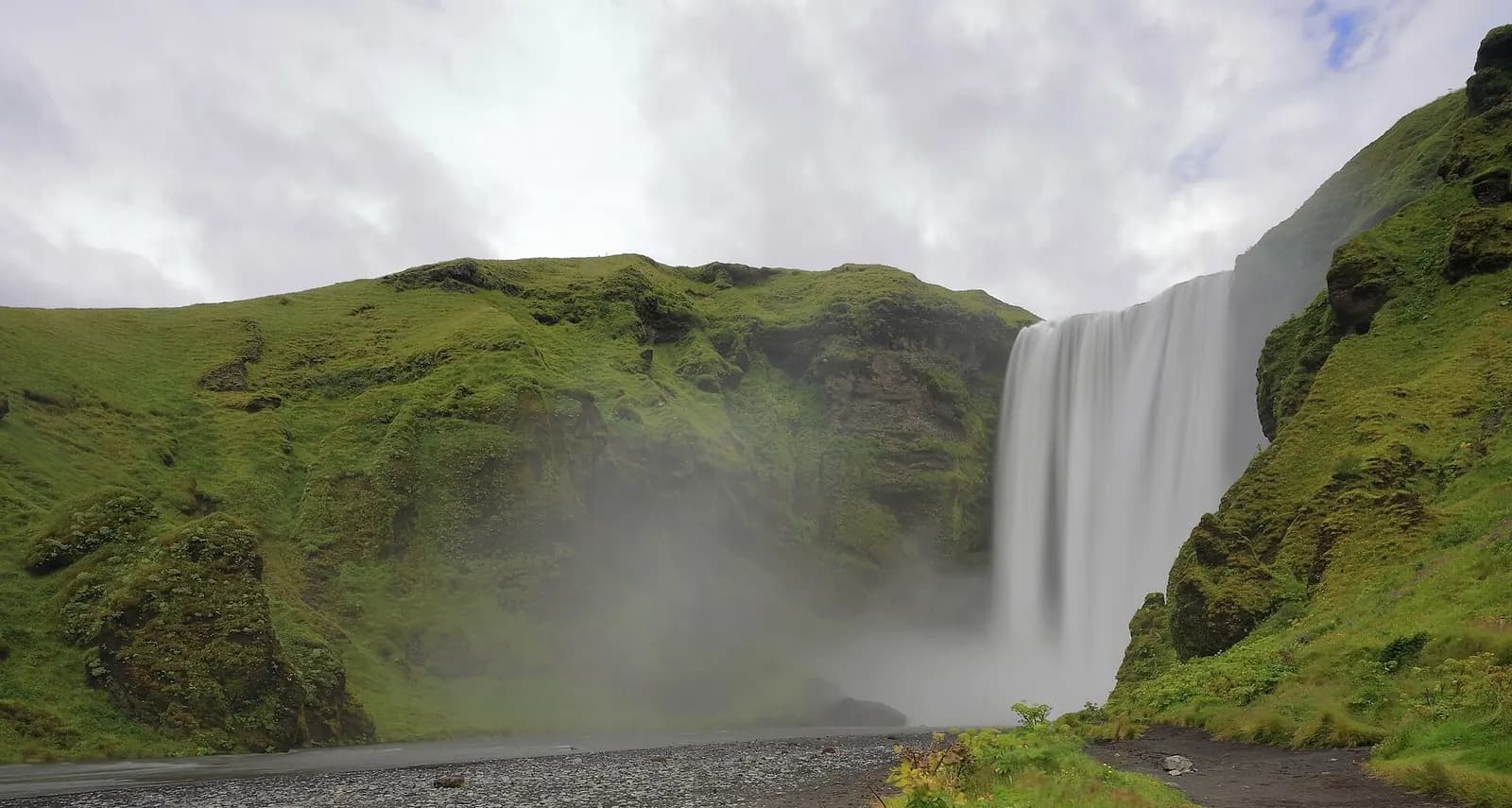 Photo: Martin Falbisoner, CC BY-SA 4.0 Skogafoss waterfall, Iceland