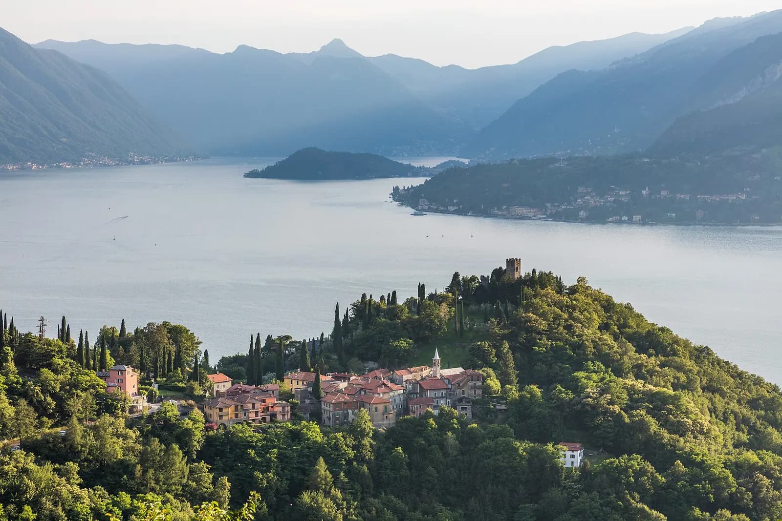 Photo: Diego Delso, CC BY-SA 4.0 Lake Como Varenna, Italy