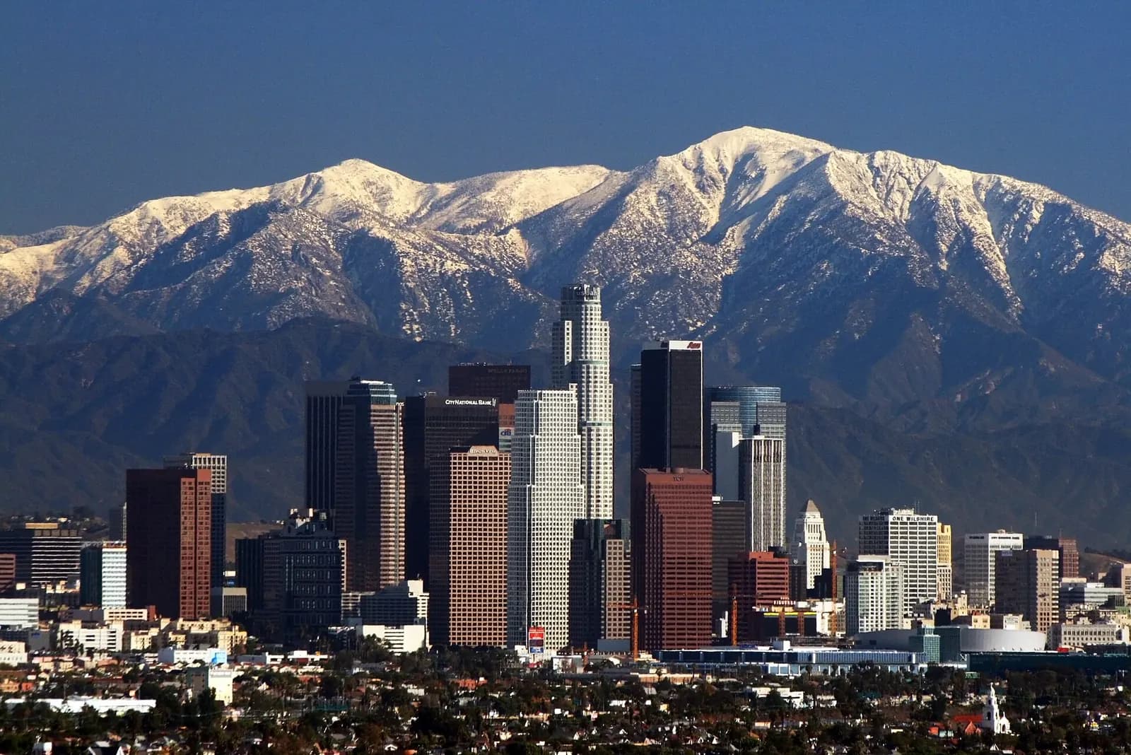 Photo: Nserrano, CC BY-SA 3.0 Downtown Los Angeles below the San Gabriel Mountains