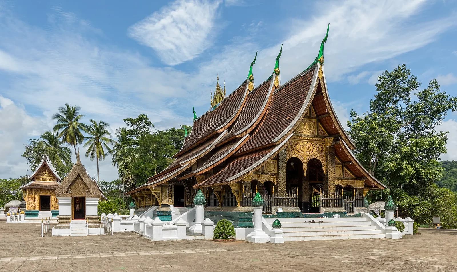 Photo: Basile Morin, CC BY-SA 4.0 Wat Xieng Thong temple, Luang Prabang