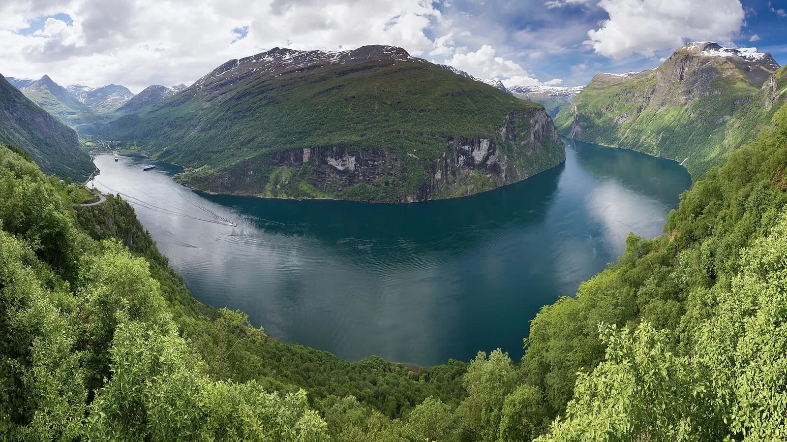Photo: Ximonic (Simo Räsänen), CC BY-SA 3.0 Geirangerfjord, Norway's Fjords