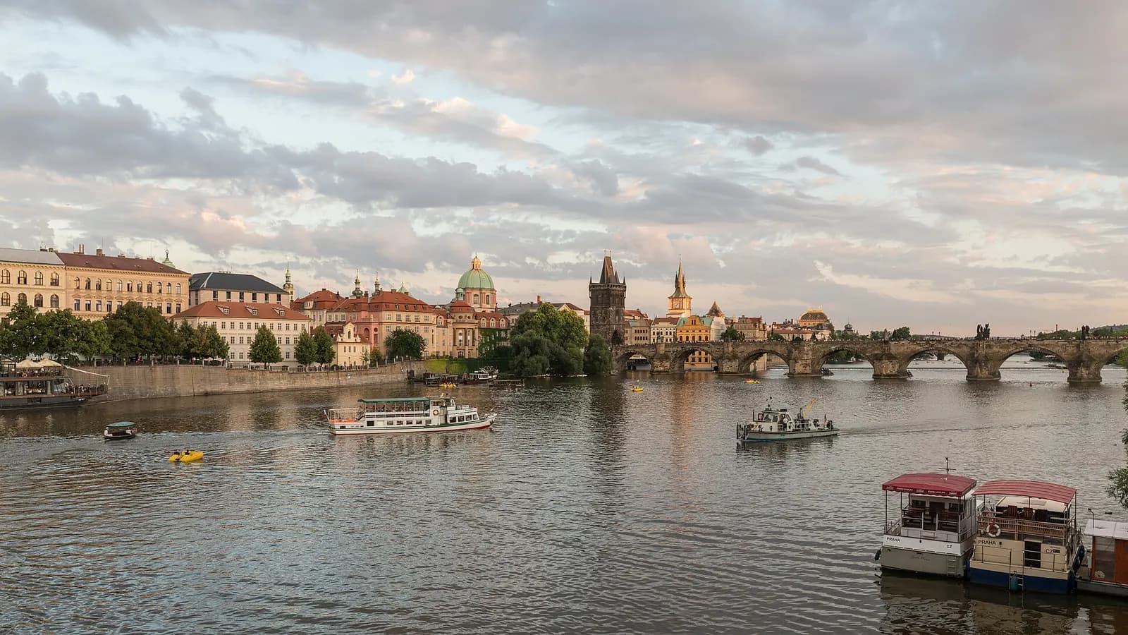 Photo: DXR, CC BY-SA 4.0 Charles Bridge, Prague