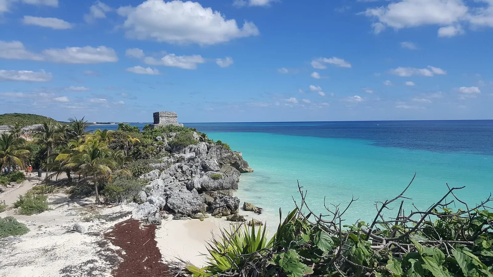Photo: FeldBum, CC BY-SA 4.0 Maya ruins above the beach at Tulum
