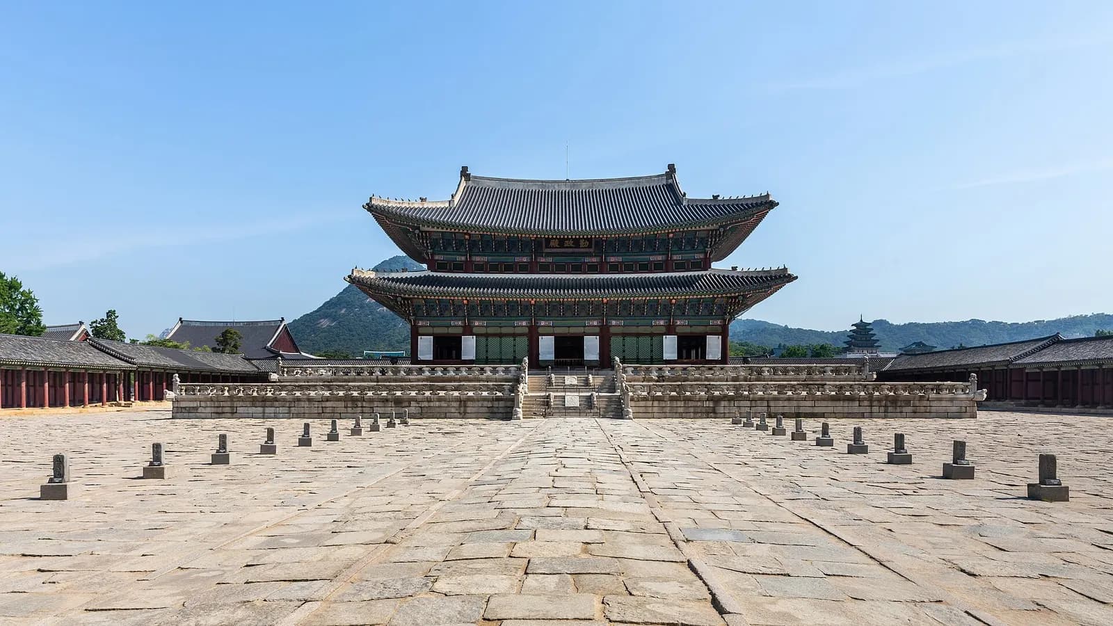 Photo: Basile Morin, CC BY-SA 4.0 Geunjeongjeon throne hall at Gyeongbokgung Palace, Seoul