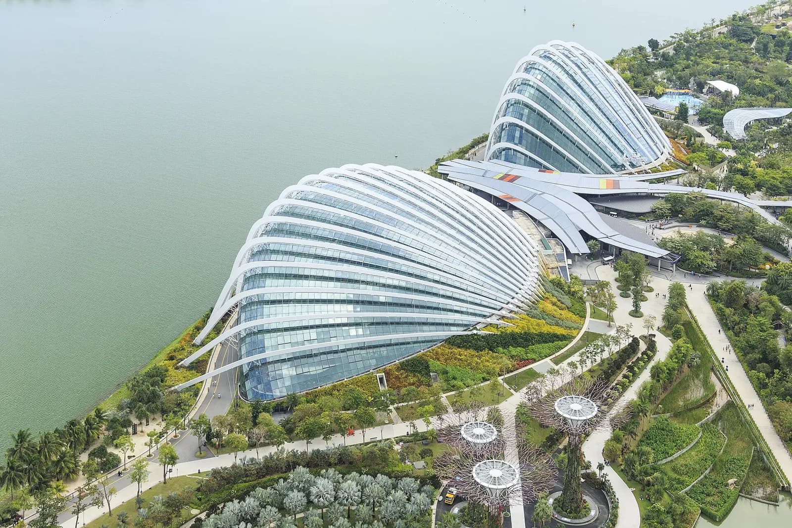 Photo: CEphoto, Uwe Aranas, CC BY-SA 3.0 The domes of Gardens by the Bay, Singapore