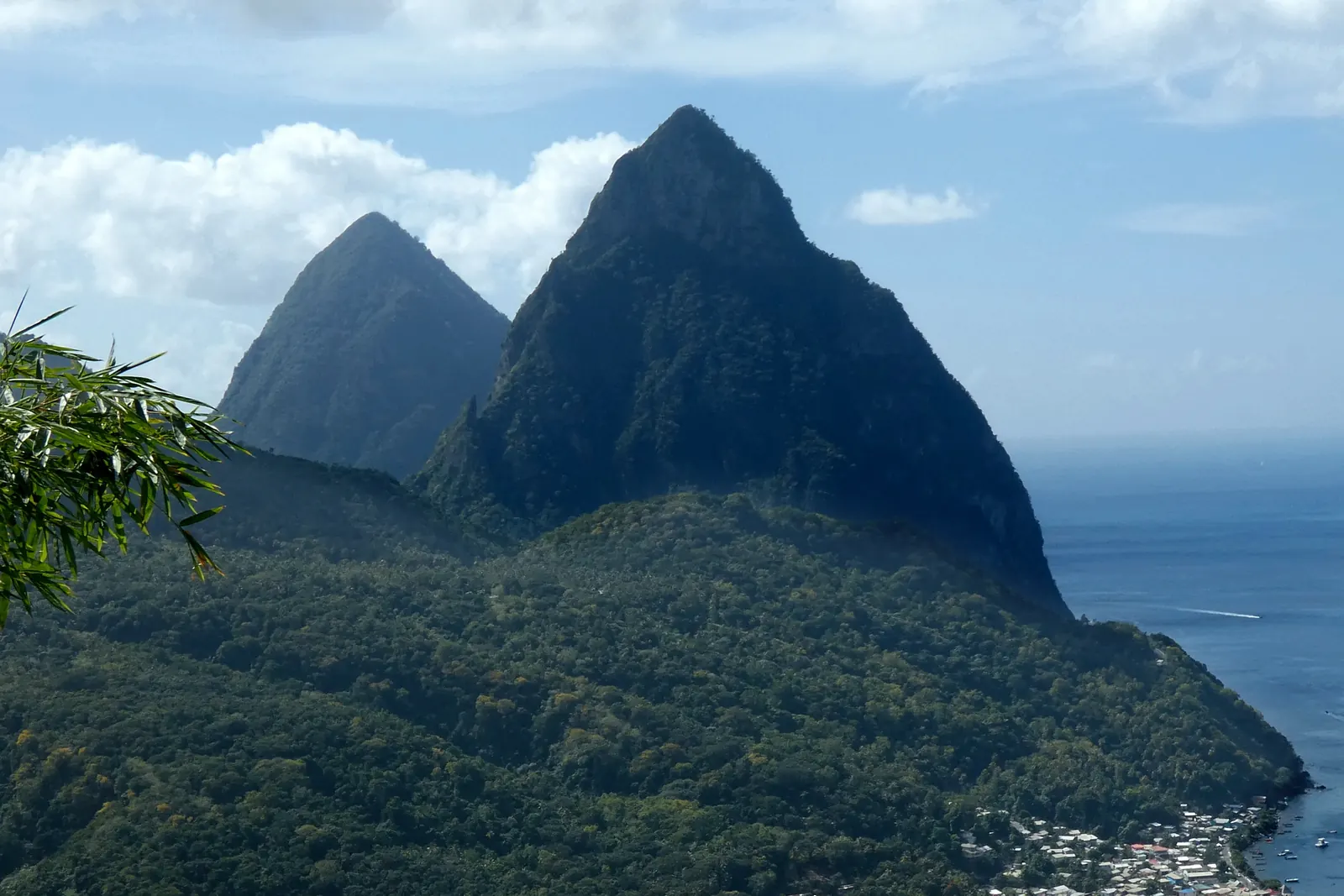 Photo: Rennboot, CC BY-SA 3.0 The Pitons, St. Lucia