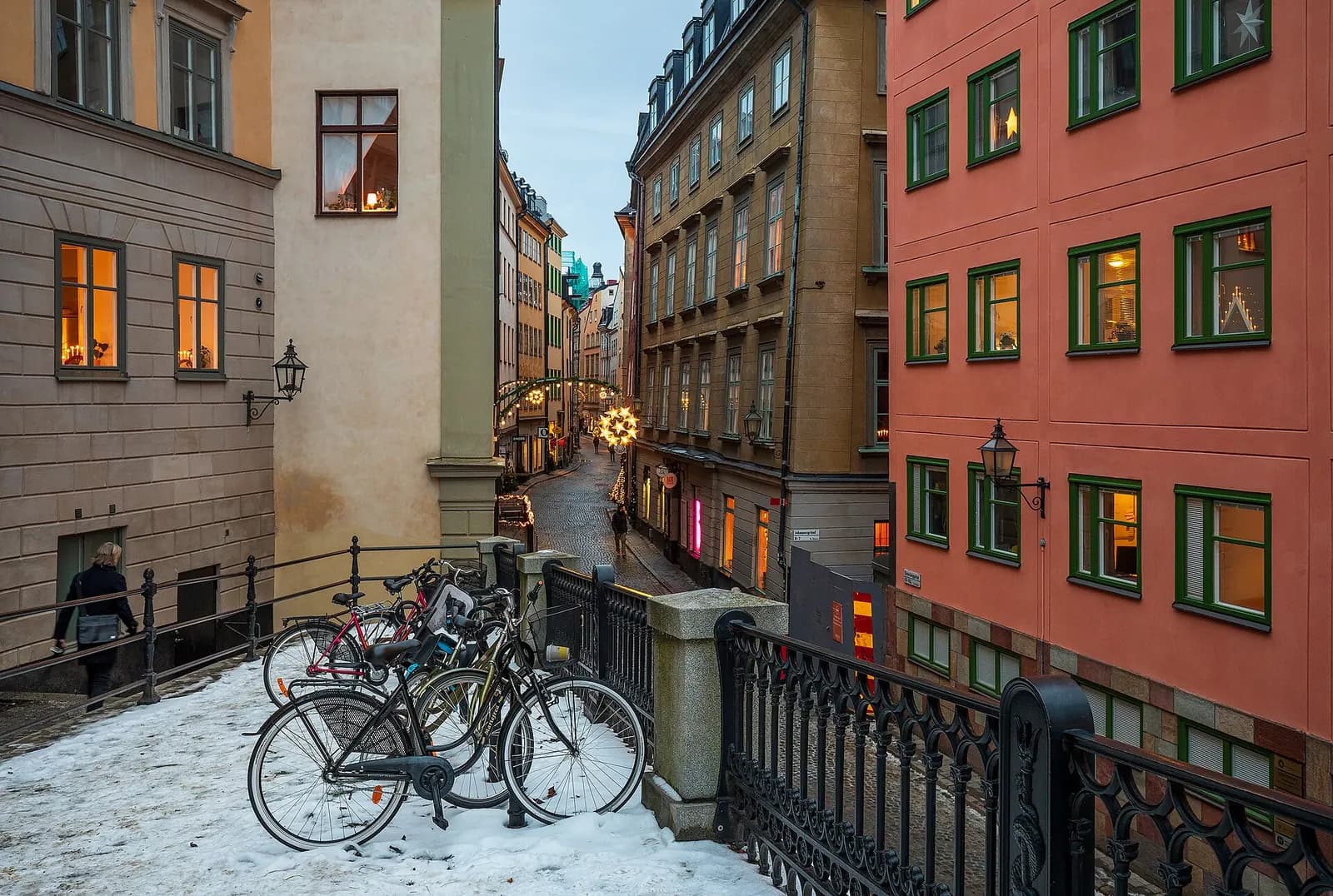 Photo: Ximonic (Simo Räsänen), CC BY-SA 4.0 A lane in Gamla Stan, Stockholm