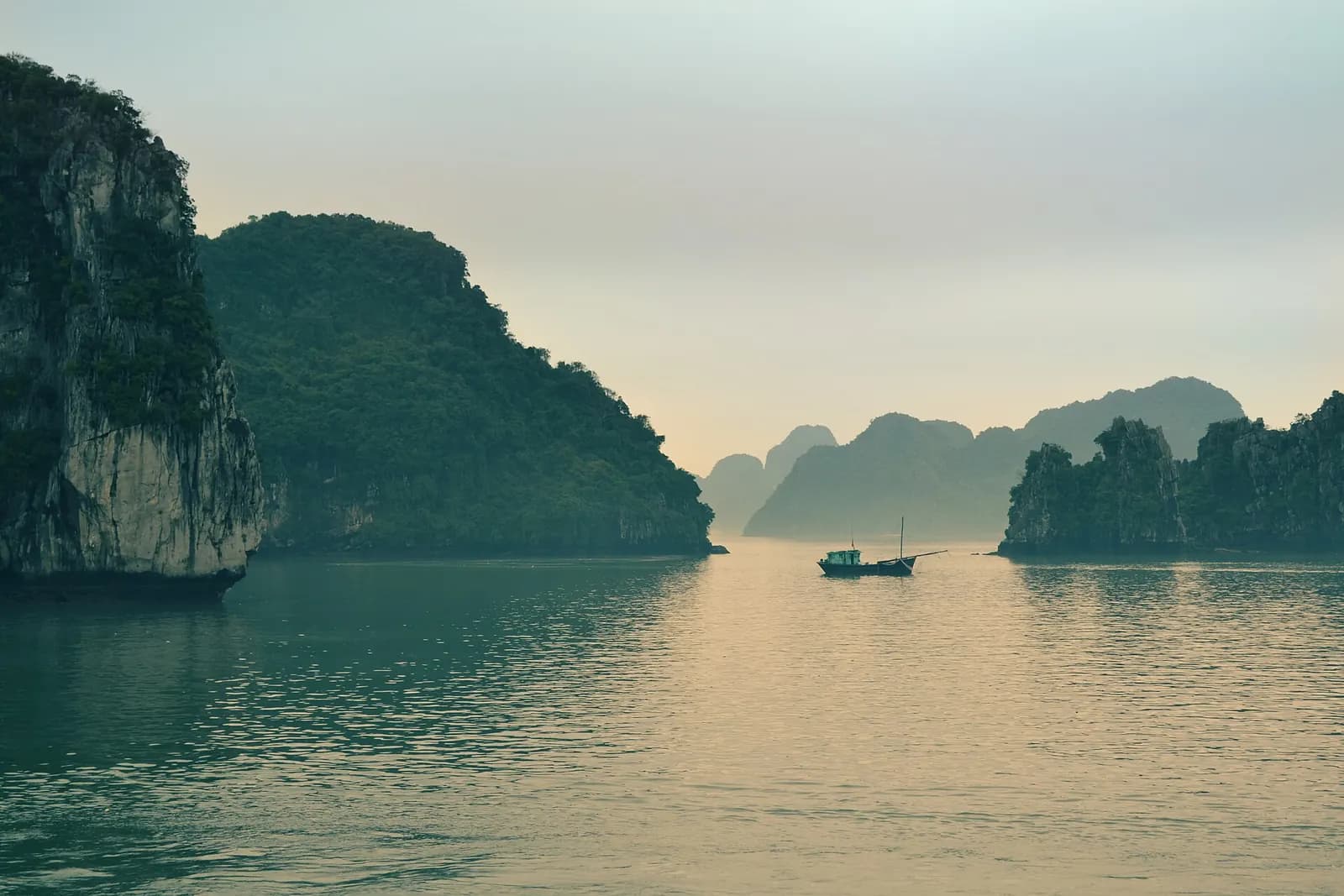 Photo: Fré Sonneveld fresonneveld, CC0 Limestone karsts of Ha Long Bay, Vietnam