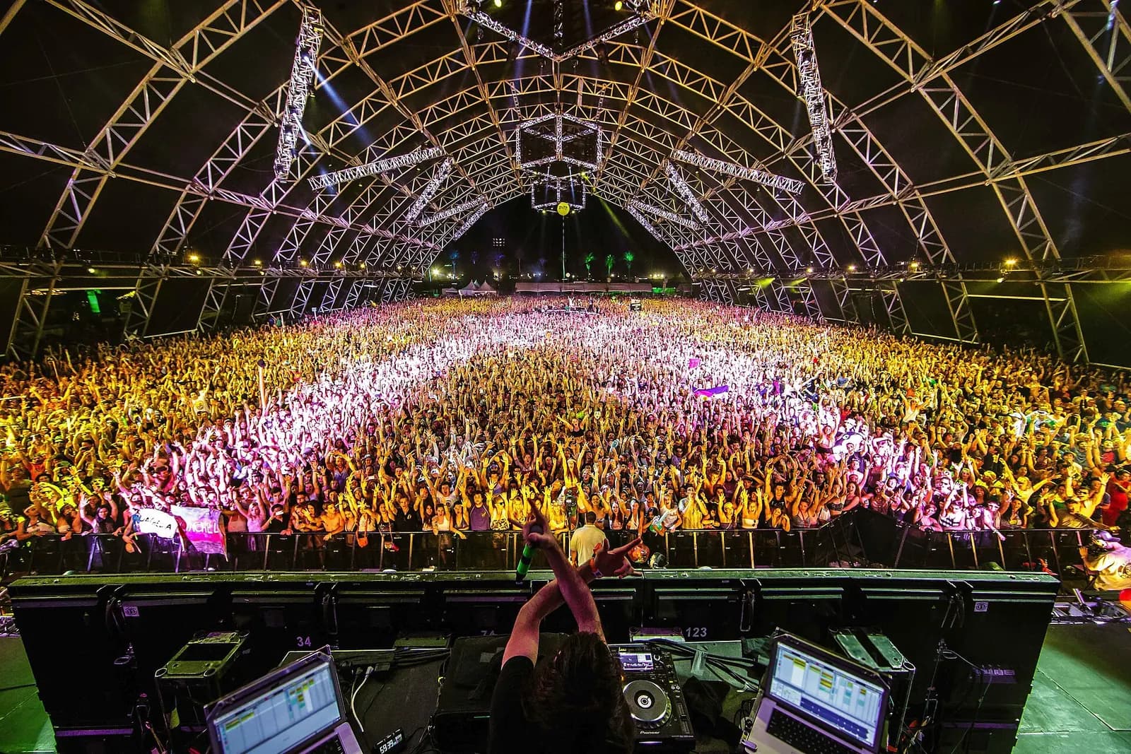 Photo: Drew Ressler, CC BY-SA 3.0 Coachella Valley Music and Arts Festival, Indio, California