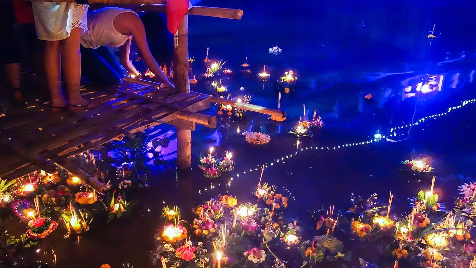 Photo: Visions of Domino, CC BY 2.0 Yi Peng and Loy Krathong, Chiang Mai, Thailand