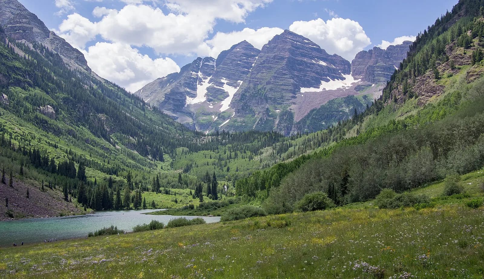 Photo: Rhododendrites, CC BY-SA 4.0 Maroon Bells, Colorado